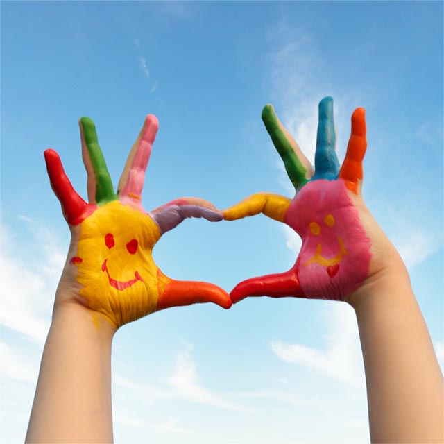 Händer målade i vattenfärg formar ett hjärta